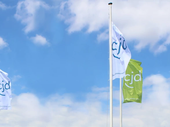 CJD Flaggen im Wind