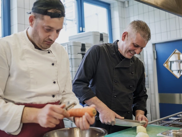 Auszubildender und Ausbilder in der Küche