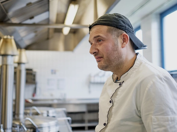 Auszubildender in Küche