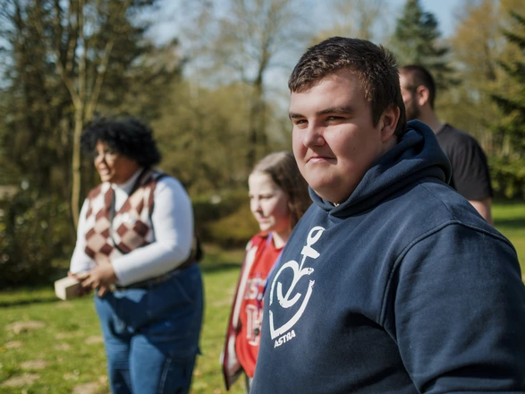 Schüler und Schülerinnen beim Wikingerschach auf einer Wiese