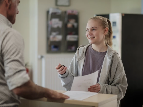 Gesprächssituation Lehrkraft und junge Erwachsene