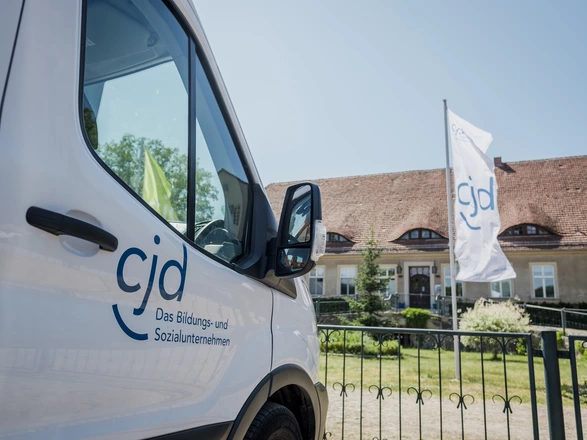 CJD Fahrzeug vor einer Einrichtung