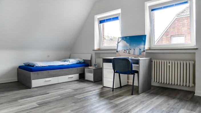 Beispielzimmer im Lernort Wohnen (Bett und Schreibtisch)