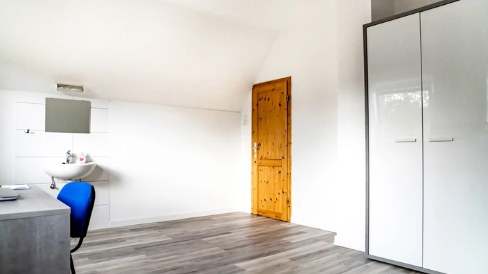 Beispielzimmer im Lernort Wohnen (Zimmertür, Waschbecken, Schrank)